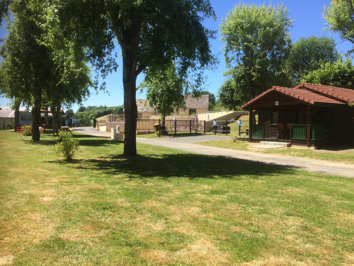 Camping Les Etoiles Saint-Sornin-Lavolps Exterior foto